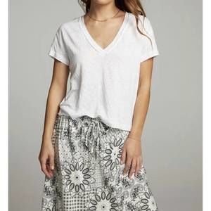 NEW CHASER gator v-neck tee in white